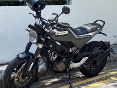 Husqvarna Svartpilen 200
