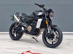Husqvarna Svartpilen 801